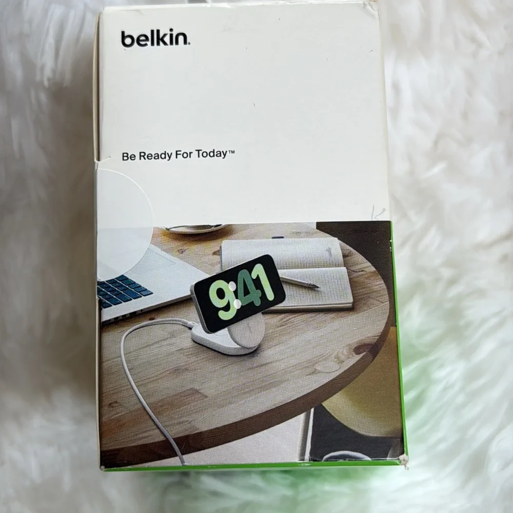 Belkin BoostCharge 2-in-1 Magnetic Foldable Charger - White